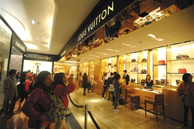 奢侈品消费格局重塑 国内外价差缩小驱动本土回归